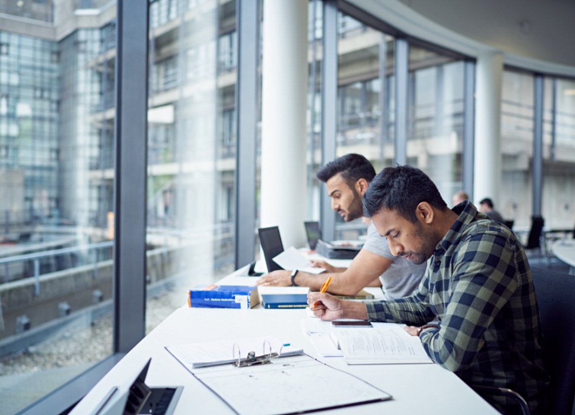 Zwei Studenten arbeiten in der Bibliothek