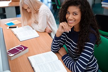 2_Studentinnen_arbeiten_mit_Büchern